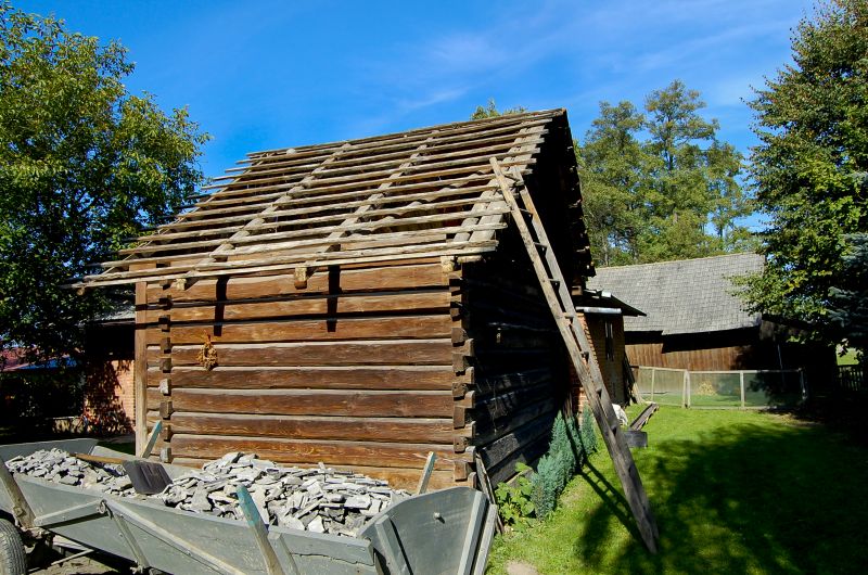 Construction of a Large Log Cabin